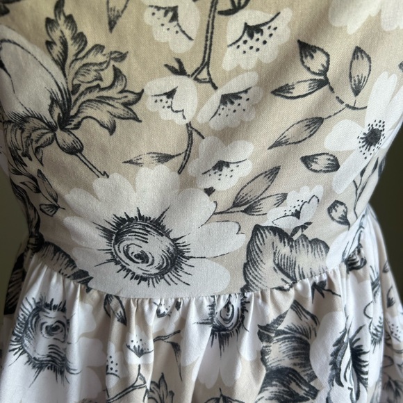 Retrolicious Size M halter neck dress. Fitted waist/full skirt. Beige w/floral - Picture 9 of 10